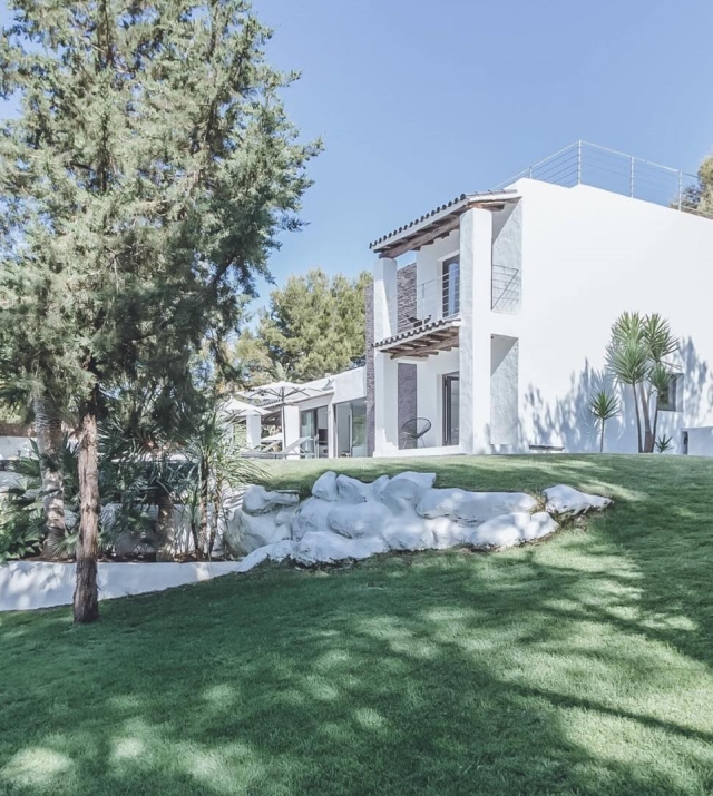 Resa Estates Ibiza can Viv tourist license sale koop grass.jpg